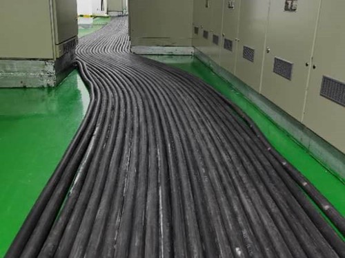 秦州如何根据理论计算公式计算温度对特定电压测量结果的影响？